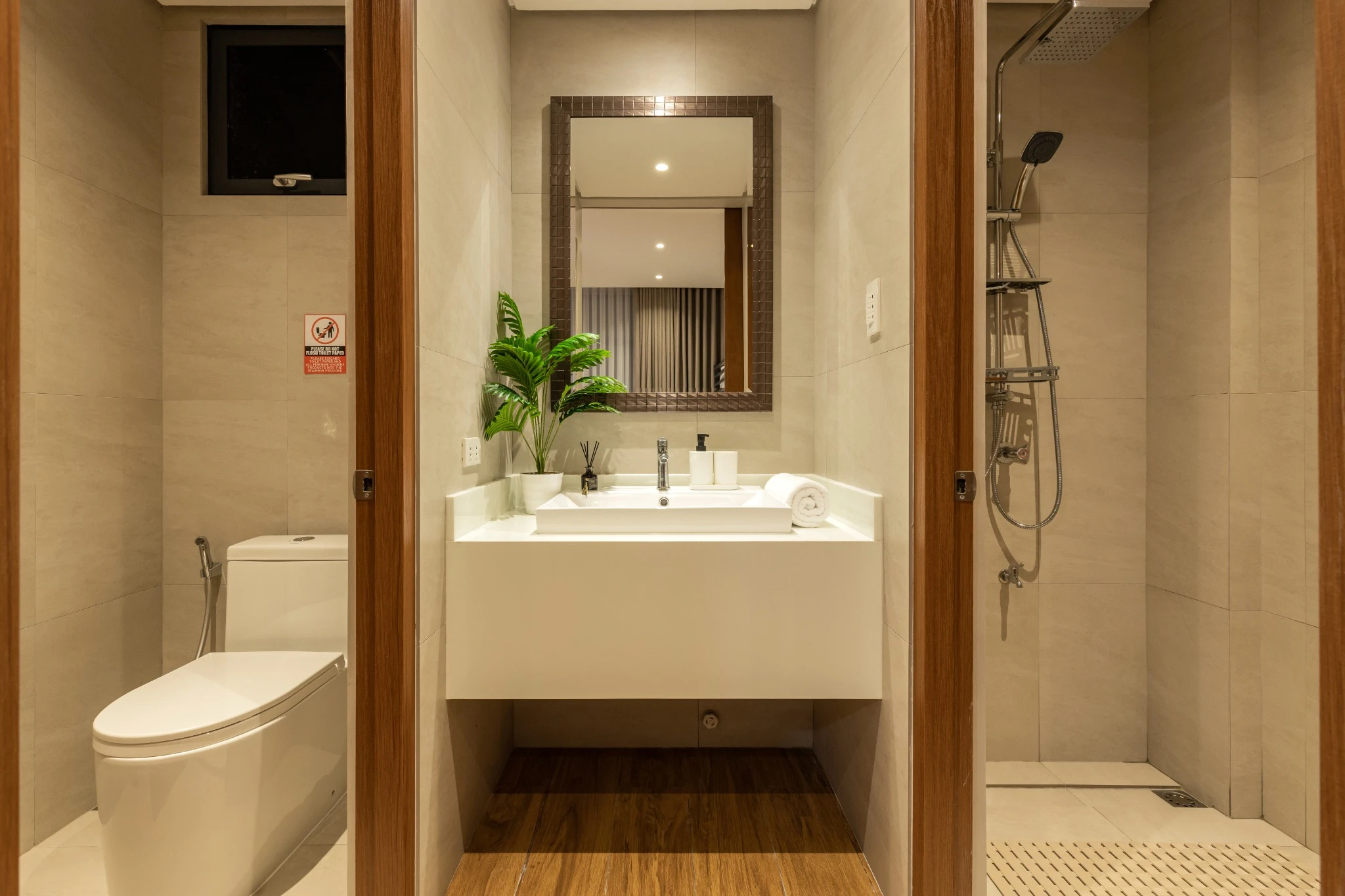 En-suite bathroom for group room